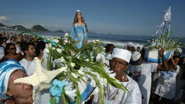 <em>Iâo</em> i jego <em>fios de contas.</em> Autor: Piotr Brych, Serra, 2012.