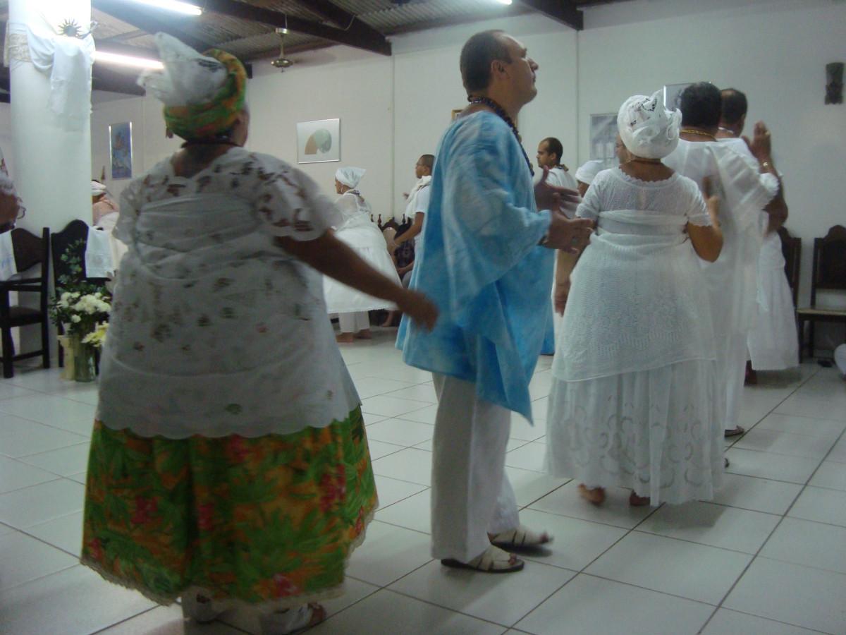 <em>Orixás</em> tańczą w kole. Na przedzie widoczny <em>orixá</em> Omolu. Autor: Piotr Brych, Serra, 2012.